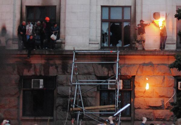 La gente intentó escapar del edificio en llamas saltando por las ventanas. Algunos murieron aplastados, otros fueron rematados en el suelo por los activistas del Maidán. - Sputnik Mundo