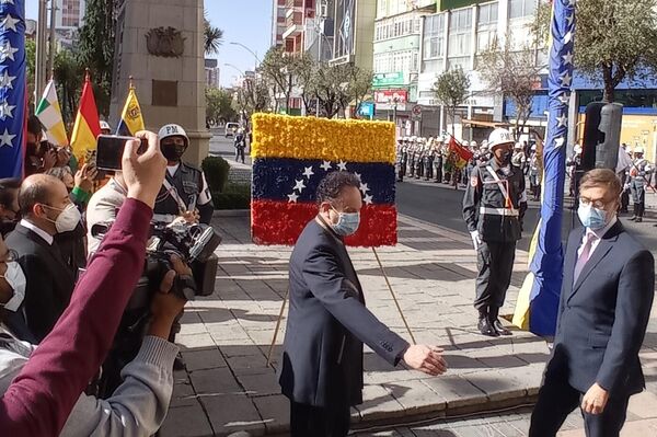 Canciller de Bolivia, Rogelio Mayta, y Félix Plasencia, canciller de Venezuela, realizaron una ofrenda floral ante el monumento a Simón Bolívar en La Paz - Sputnik Mundo