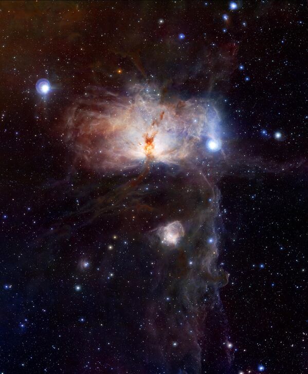 La nebulosa de la Flama (NGC 2024) se encuentra a 1.350 años luz del Sol. Al igual que la Cabeza de Caballo, forma parte de la enorme región de nacimiento de estrellas de la Nube de Orión. Tiene un brillo inusual para las nebulosas debido al gran número de estrellas jóvenes. Fue descubierta en 1786 por William Herschel. - Sputnik Mundo