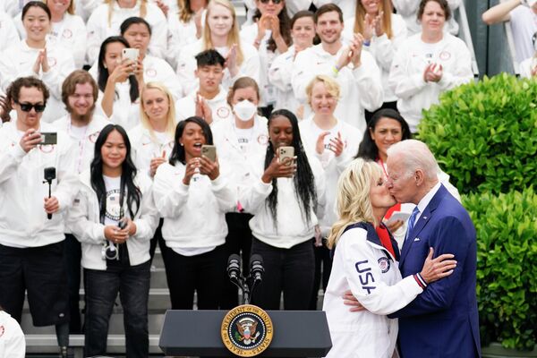 Joe Biden y su esposa Jill en el jardín de la Casa Blanca durante una reunión con los atletas olímpicos y paralímpicos estadounidenses. - Sputnik Mundo