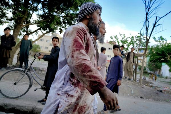 Un residente local herido en una explosión en una mezquita de Kabul. - Sputnik Mundo