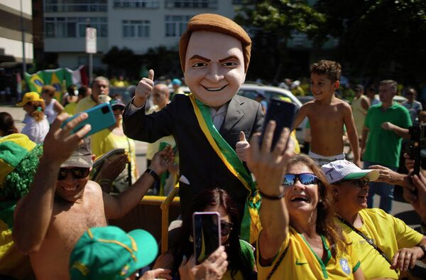Un partidario del presidente Jair Bolsonaro durante una manifestación en su apoyo en la playa de Copacabana en Río de Janeiro. - Sputnik Mundo