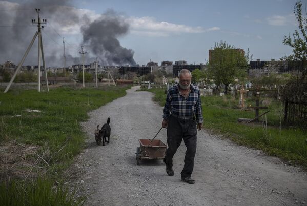 Un residente local en los alrededores de la planta siderúrgica de Azovstal en Mariúpol. - Sputnik Mundo