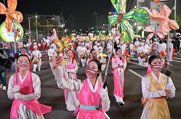 Participantes del Desfile de Linternas de Loto que se celebra en honor del próximo cumpleaños de Buda en Seúl. - Sputnik Mundo