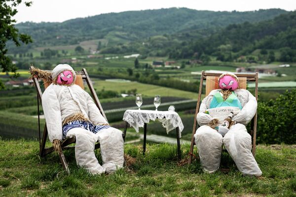 Dos espantapájaros en la feria anual de espantapájaros en el pueblo de Castellar, en el norte de Italia. - Sputnik Mundo