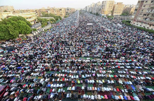 Fieles musulmanes durante la fiesta del Eid al-Fitr en el suburbio Heliópolis de la capital egipcia, El Cairo. - Sputnik Mundo