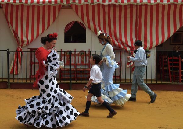 Visitantes de la Feria de Abril de Sevilla en trajes tradicionales. - Sputnik Mundo