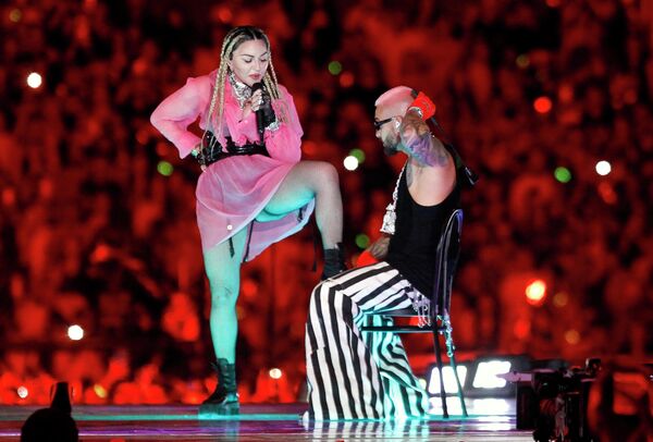 El cantante colombiano Maluma actúa con la icono del pop Madonna durante el concierto Medallo in the Map en Medellín. - Sputnik Mundo