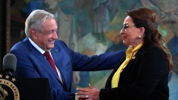 El presidente de México, Andrés Manuel López Obrador, y su homóloga, Xiomara Castro - Sputnik Mundo
