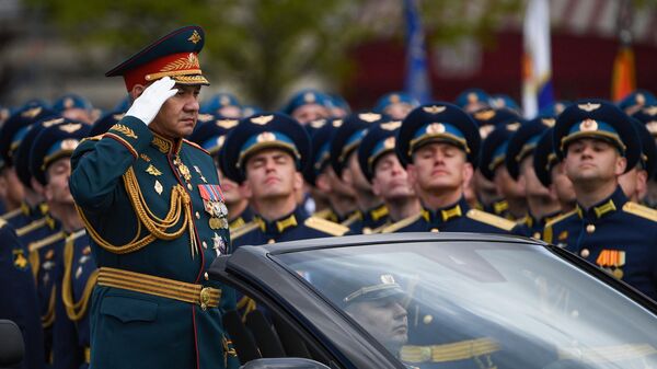 El ministro de Defensa de Rusia, el general del Ejército Serguéi Shoigú durante el desfile militar del Día de la Victoria - Sputnik Mundo