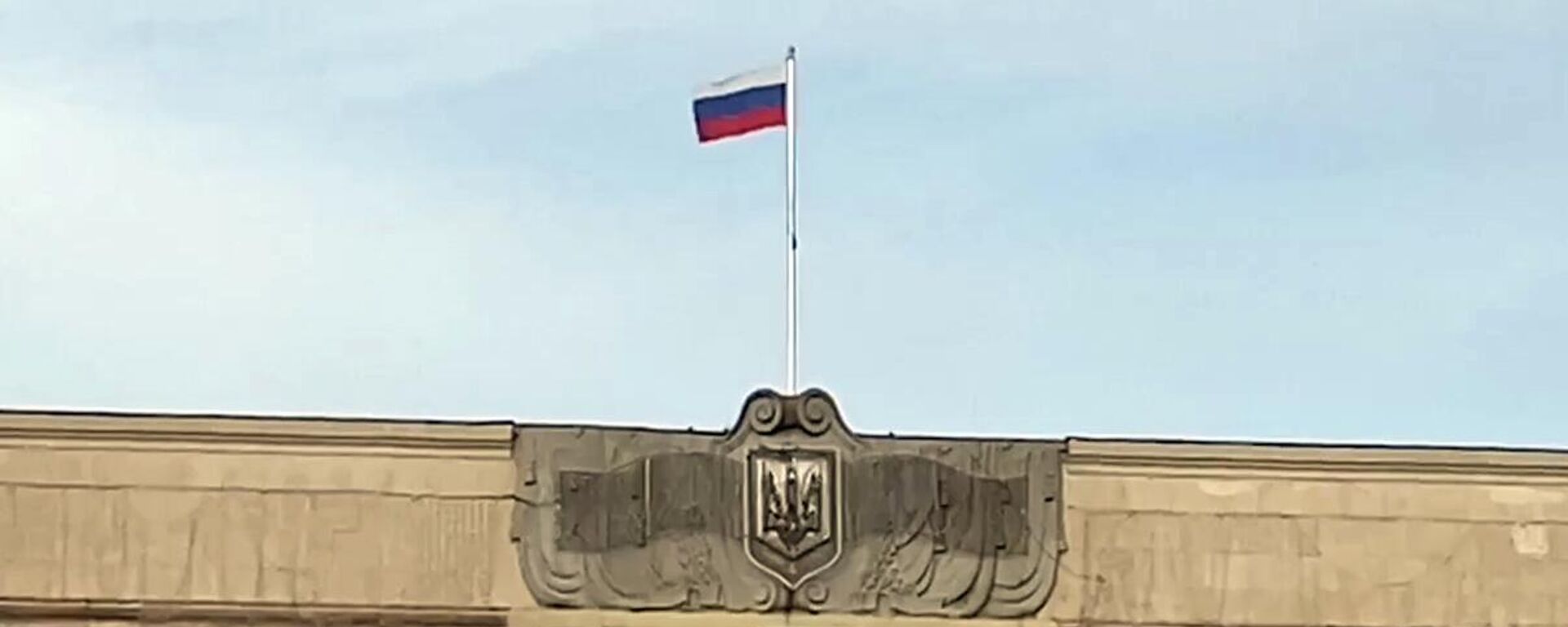 Bandera rusa sobre el edificio de la administración de la ciudad de Jersón - Sputnik Mundo, 1920, 09.06.2022