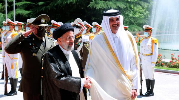 El presidente de Irán, Ebrahim Raisi, y el emir de Catar, jeque Tamim bin Hamad Thani - Sputnik Mundo