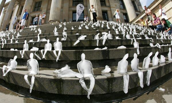 Figuras de hielo en las escaleras de la plaza Gendarmenmarkt de Berlín (Alemania) en el marco de un proyecto artístico del WWF. Creadas por la artista brasileña Nele Azevedo, las 1.000 esculturas de hielo se derritieron en media hora el 2 de septiembre de 2009 para simbolizar los efectos del calentamiento global. - Sputnik Mundo