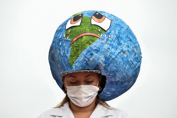 Un participante en una manifestación contra el cambio climático celebrada en Cali (Colombia) el 20 de septiembre de 2019, como parte de la campaña mundial Viernes por el planeta antes de la Cumbre Juvenil del Clima de la ONU. - Sputnik Mundo