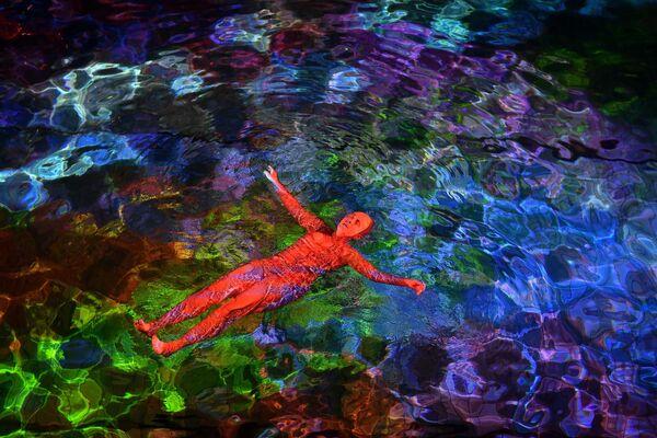 La actuación de la artista sueca Pipilotti Rist y WWF en la cuenca de Hirschengraben, en Berna (Suiza), para concienciar sobre la extinción del coral relacionada con el calentamiento global, 7 de octubre de 2018. - Sputnik Mundo