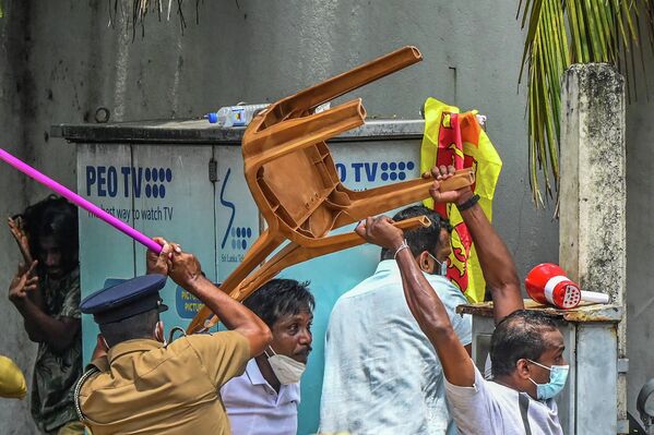 Partidarios del Gobierno y opositores se enfrentan frente a la residencia oficial del primer ministro de Sri Lanka, Mahinda Rajapaksa, en Colombo. - Sputnik Mundo