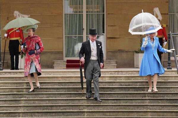 La princesa Ana y el príncipe Carlos con su esposa Camila en una fiesta en el jardín del Palacio de Buckingham en Londres. - Sputnik Mundo