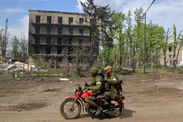 Combatientes de la milicia popular en la ciudad de Popásnaia, en la República Popular de Lugansk. - Sputnik Mundo