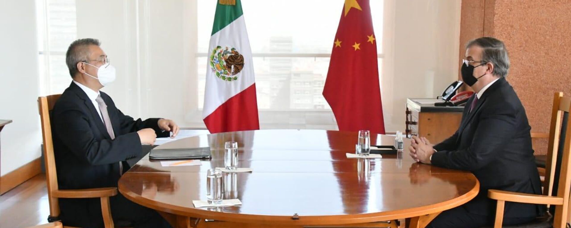 El canciller mexicano Marcelo Ebrard y el embajador chino Zhu Qingqiao - Sputnik Mundo, 1920, 14.05.2022