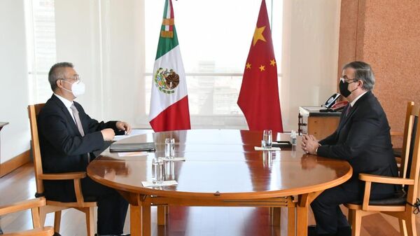 El canciller mexicano Marcelo Ebrard y el embajador chino Zhu Qingqiao - Sputnik Mundo
