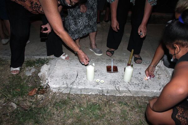 Vecinos del reparto Náutico encienden velas durante vigilia por las víctimas del accidente en el hotel Saratoga - Sputnik Mundo