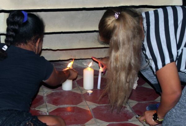 Vecinos del reparto Náutico encienden velas durante vigilia por las víctimas del accidente en el hotel Saratoga - Sputnik Mundo