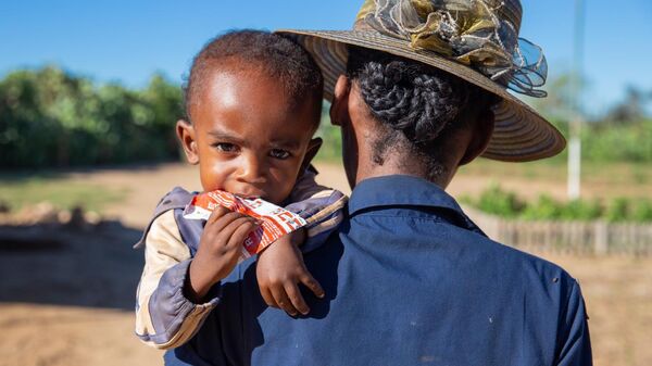 Menor consume alimento terapéutico de la UNICEF - Sputnik Mundo