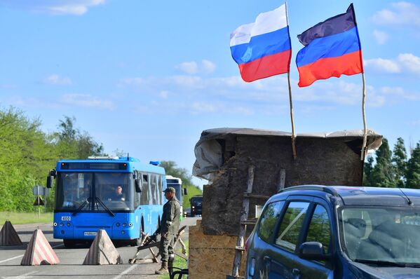En 24 horas se rindieron 694 combatientes ucranianos que permanecían atrincherados en la planta de Azovstal, estos se sumaron a los que depusieron armas el día anterior, alcanzando una cifra total de 950.En la foto: un convoy de autobuses con los ucranianos que se rindieron sale de la planta de Azovstal. - Sputnik Mundo