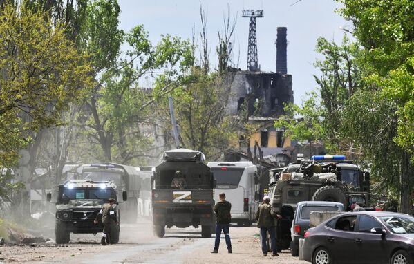 En la mañana del 16 de mayo, los primeros 10 hombres salieron con banderas blancas de Azovstal. Durante las negociaciones, se llegó a un acuerdo para retirar a los heridos de Azovstal, tras lo cual se aplicó un cese al fuego y se abrió un corredor humanitario en las inmediaciones de la planta. Sin embargo, al atardecer quedó claro que muchas personas sanas decidieron rendirse junto con los heridos.En la foto: los vehículos militares rusos escoltan al convoy de autobuses que transportan a los prisioneros ucranianos. - Sputnik Mundo