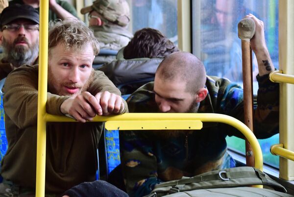 El Comité de Investigación de Rusia planea interrogar a los militares ucranianos que se rindieron para determinar su implicación en los &quot;crímenes cometidos contra civiles&quot;. La parte ucraniana dijo que tenía la intención de negociar un intercambio para recuperar a sus combatientes y entregar a cambio a los prisioneros rusos que están bajo su control.En la foto: un autobús con los prisioneros ucranianos cerca del centro de detención preventiva en Yelenivka, Donetsk. - Sputnik Mundo