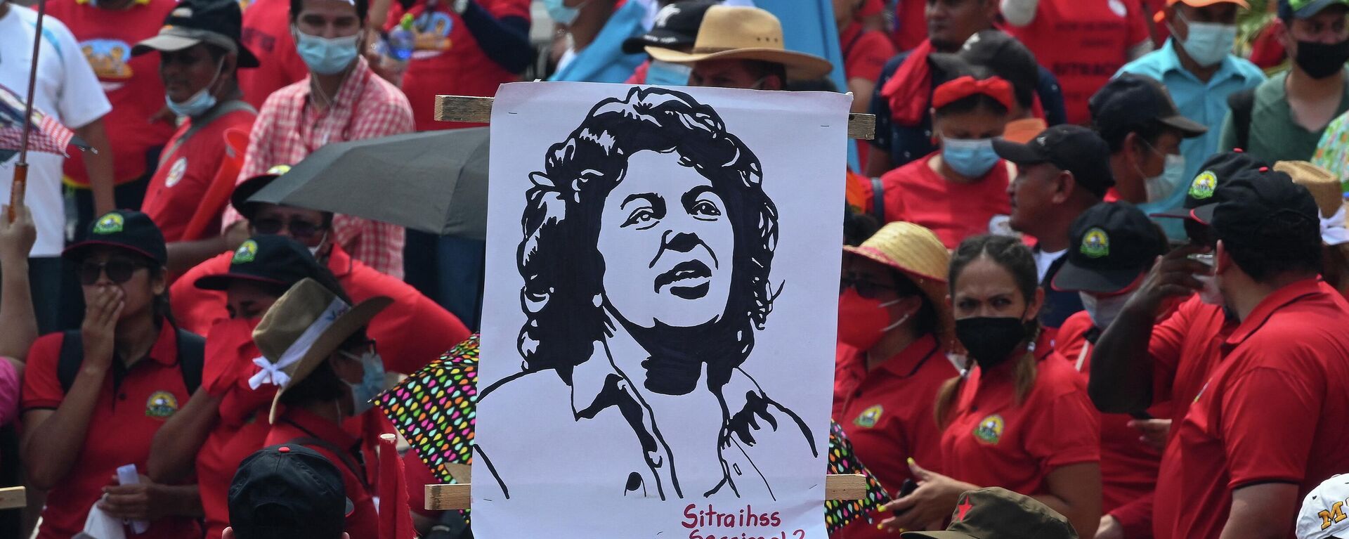 Empleados del Sindicato de Trabajadores del Instituto Hondureño del Seguro Social sostienen un cartel de la líder indígena asesinada Berta Cáceres durante la manifestación del Primero de Mayo (Día del Trabajo) en San Pedro Sula, Honduras, el 1 de mayo de 2022 - Sputnik Mundo, 1920, 18.05.2022