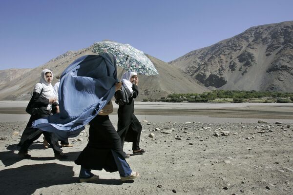 Estudiantes caminan hacia la escuela en el valle de Panjsher, en Afganistán, 2005. - Sputnik Mundo