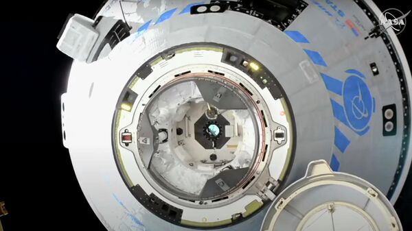 La nave espacial Starliner prepara su acoplamiento a la EEI - Sputnik Mundo