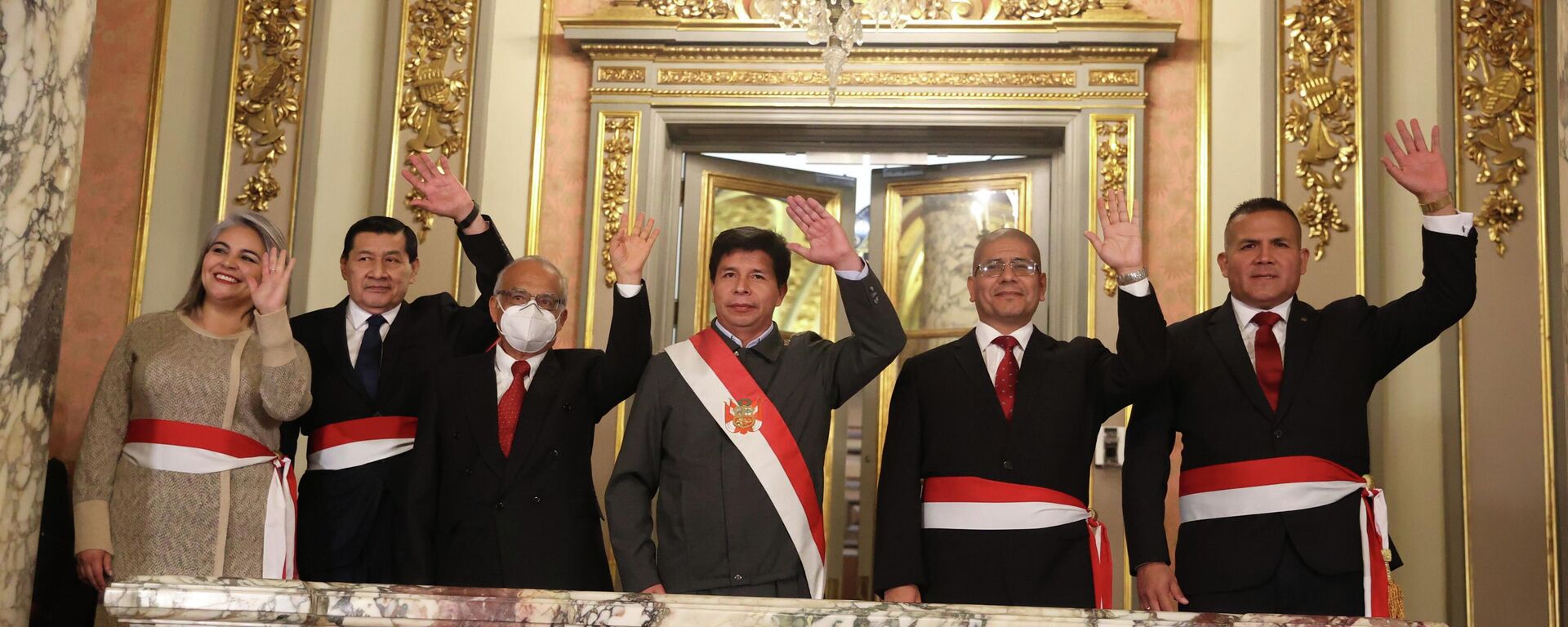 El presidente peruano, Pedro Castillo, junto a los nuevos ministros designados el 22 de mayo - Sputnik Mundo, 1920, 23.05.2022