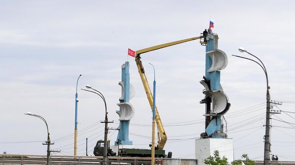 Los servicios municipales cuelgan la bandera rusa en las calles de Jersón - Sputnik Mundo