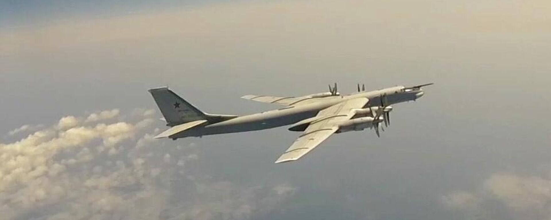 Los bombarderos estratégicos Tu-95MS de la Fuerza Aeroespacial de Rusia y H-6K de la Fuerza Aérea de China efectuaron un patrullaje aéreo conjunto sobre el Océano Pacífico - Sputnik Mundo, 1920, 25.05.2022