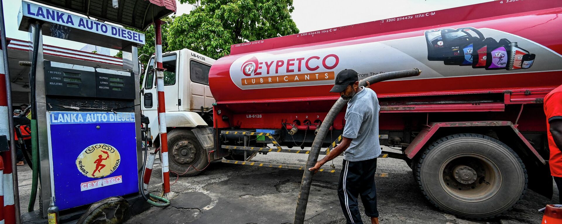 Un empleado se prepara para transferir gasolina de un camión cisterna a una estación de combustible de la Ceylon Petroleum Corporation en Sri Lanka - Sputnik Mundo, 1920, 26.05.2022