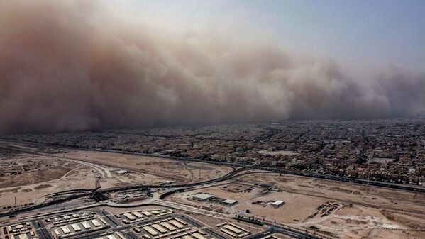 Fotografía aérea de una tormenta de arena que se acerca a Kuwait. - Sputnik Mundo