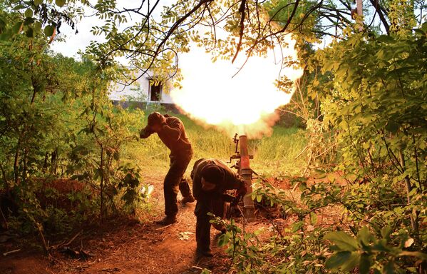 Los combatientes de la República Popular de Lugansk disparan contra posiciones de las Fuerzas Armadas de Ucrania cerca de la aldea de Nízhneye. - Sputnik Mundo