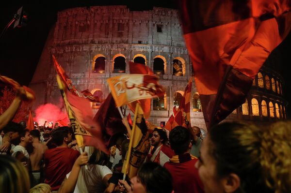 Los hinchas del AS Roma celebran la victoria de su сlub sobre Feyenoord en la final de la Liga Europa Conferencia de la UEFA, que tuvo lugar en Tirana, Albania. - Sputnik Mundo