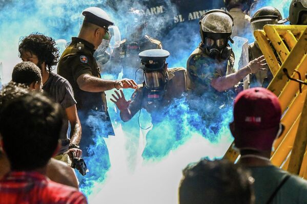 La Policía rocía gas lacrimógeno a los activistas durante una protesta estudiantil en Colombo, Sri Lanka. Los manifestantes exigen la dimisión del presidente de Sri Lanka, Gotabaya Rajapaksa, debido a la grave crisis económica del país. - Sputnik Mundo