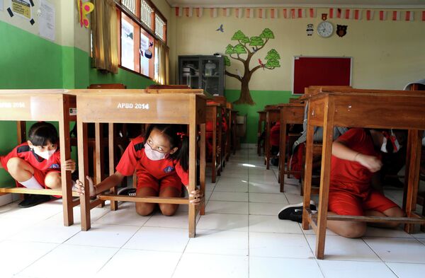 Estudiantes de una primaria en Bali practican acciones en caso de un fuerte terremoto o tsunami. - Sputnik Mundo