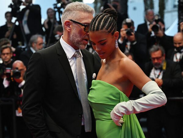 El actor Vincent Cassel y su novia, la modelo Tina Kunakey, antes del estreno de la película 'Crimes Of the Future' en el 75º Festival Internacional de cine de Cannes, Francia. - Sputnik Mundo