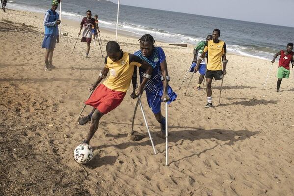 Miembros del equipo de fútbol de la Asociación Deportiva de Amputados de una pierna de Sierra Leona durante un entrenamiento en Freetown. - Sputnik Mundo