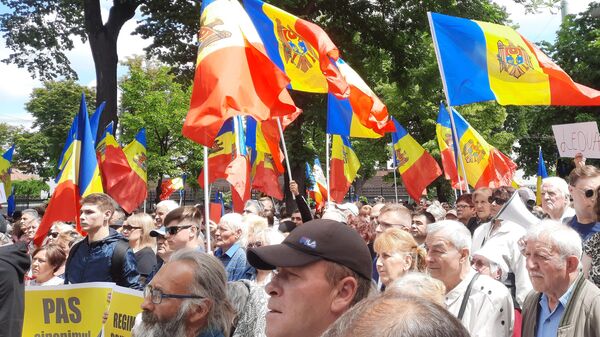 Manifestantes contra el Gobierno moldavo protestan frente al Parlamento - Sputnik Mundo