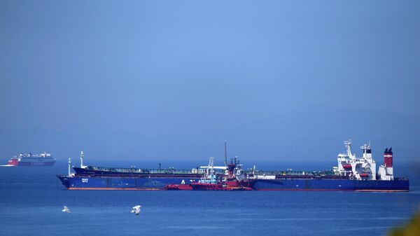 El petrolero Pegas rodeado de otros buques cerca del puerto de Karystos en la isla de Evia, Grecia, 27 de mayo de 2022 - Sputnik Mundo
