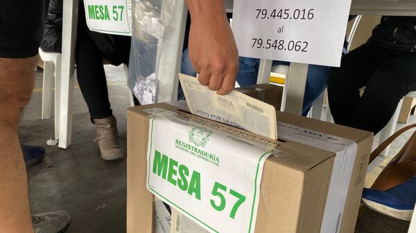 Según la Registraduría, 39 millones de colombianos están habilitados para votar (más de 20 millones son hombres y más de 18 millones mujeres). Cada ciudadano depositó su propia papeleta. - Sputnik Mundo
