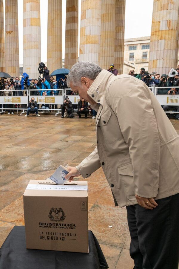 El presidente Iván Duque abrió la jornada de votación a las 8:00 a.m. Fue el primero en votar en la mesa 1 ubicada en la Plaza de Bolívar. - Sputnik Mundo