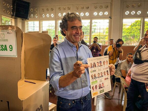 Sergio Fajardo, candidato de la Coalición Centro Esperanza, votó en la mañana en Medellín. - Sputnik Mundo