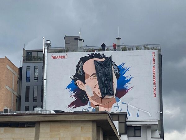 Mural de Federico Gutiérrez en el norte de Bogotá. Ciudadanos taparon su rostro con un gigantesco plástico negro. - Sputnik Mundo